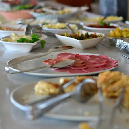 ホテル Cunda Basel 3*